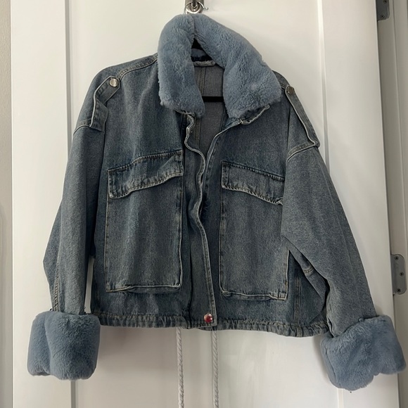 Light jean jacket w fur collar - Picture 1 of 3